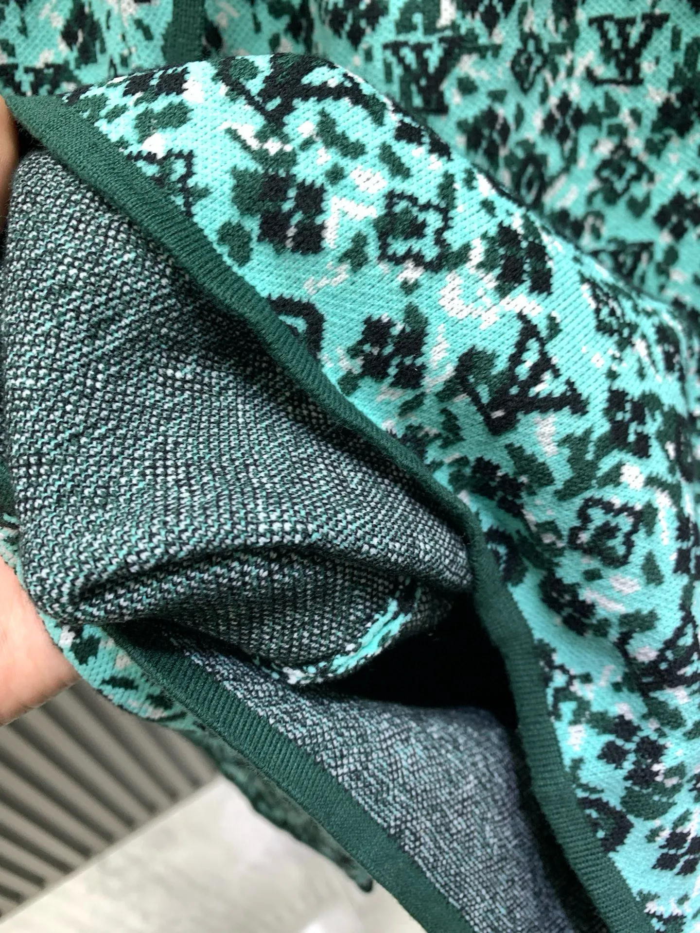 🅿️240 🀄️ Louis Vuitton Louis Vuitton 25FW early spring and summer new knitted shorts with complex embroidery patterns. Customized green ink sfumato effect fabric. Embellished with classic monogram embroidery all over. Elastic waistband design. Black lining design on the inside. Normal cut version. Same style for men and women.